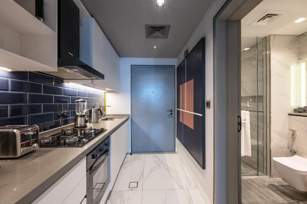 Spacious With Views & Pool Views - 1618 * Dubai