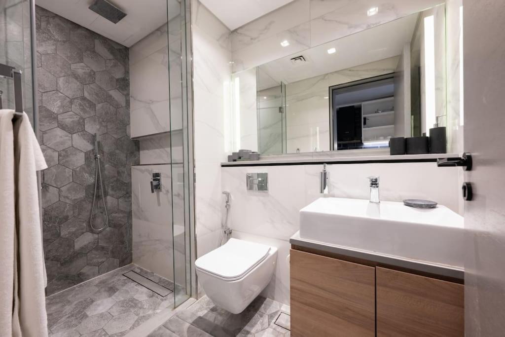 Spacious With Views & Pool Views - 1618 Apartment Dubai