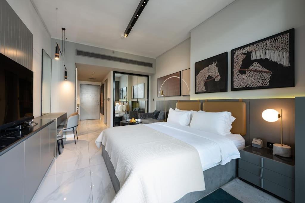 Apartment Spacious With Views & Pool Views - 1618 Dubai