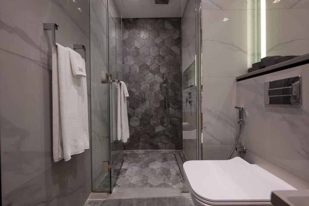 Apartment Spacious With Views & Pool Views - 1618 Dubai